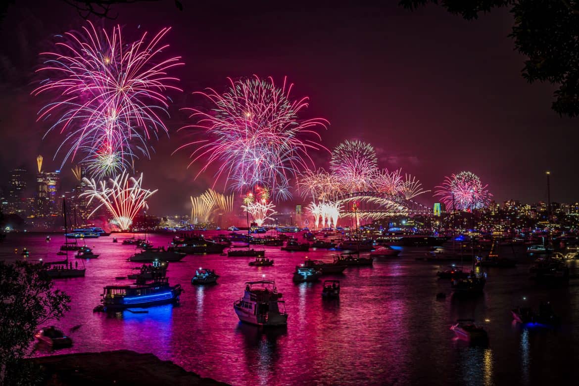 Fireworks cascade on Sydney Harbour on new year's eve 2022